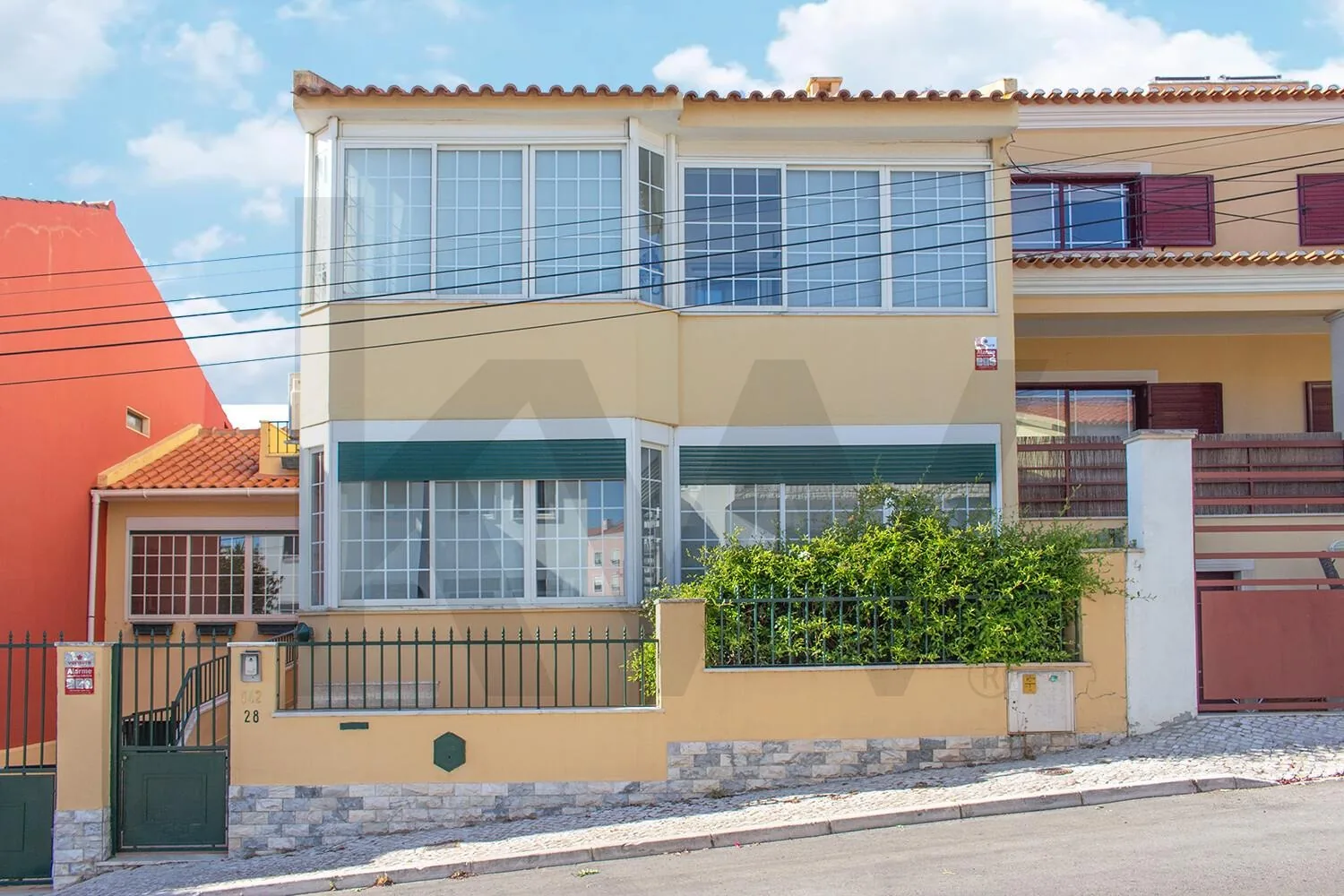 Fachada principal da Moradia T6 de 3 andares na Madorna, São Domingos de Rana, Cascais