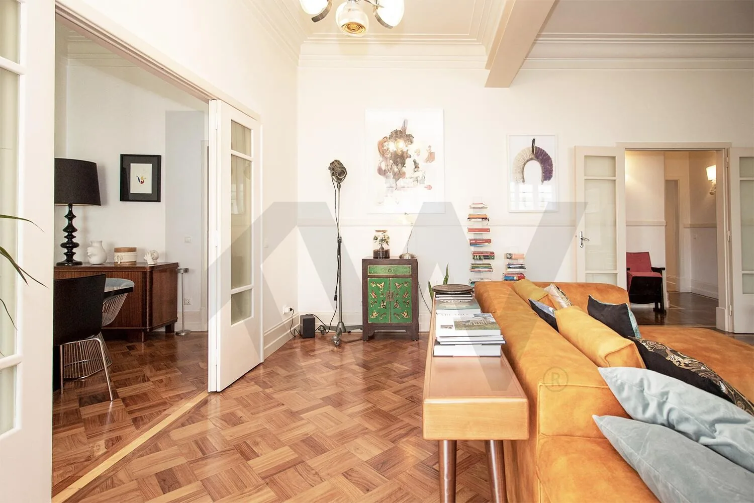 Hall interior com portas de vidro e escritório do Apartamento T5 na Rua Rodrigo da Fonseca, Lisboa