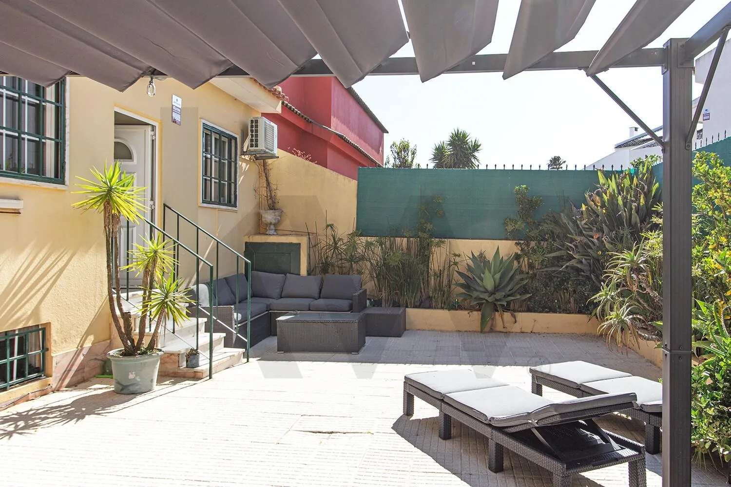 Terraço com pérgola e zona de lounge exterior da Moradia T6 na Madorna, Cascais